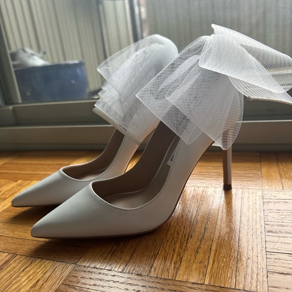 Charles David Tulle White Bridal Pump - Picture 5 of 6